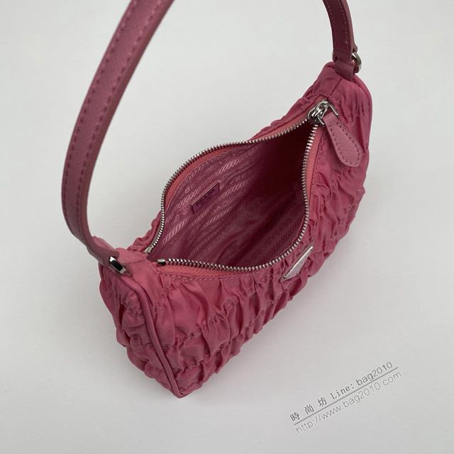 prada女包 普拉達2020專櫃最新款 1NE204 Prada nylon 皺褶Hobo手拎包 Prada復古風腋下包  pyd2304